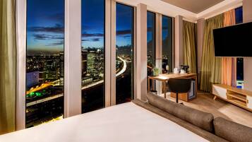 Bureau, chambres insonorisées, lits bébé (gratuits), draps fournis