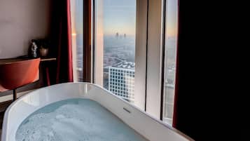 nhow Premium room Double View with Bath King | Meja kerja, kedap suara, tempat tidur bayi gratis, dan seprai linen