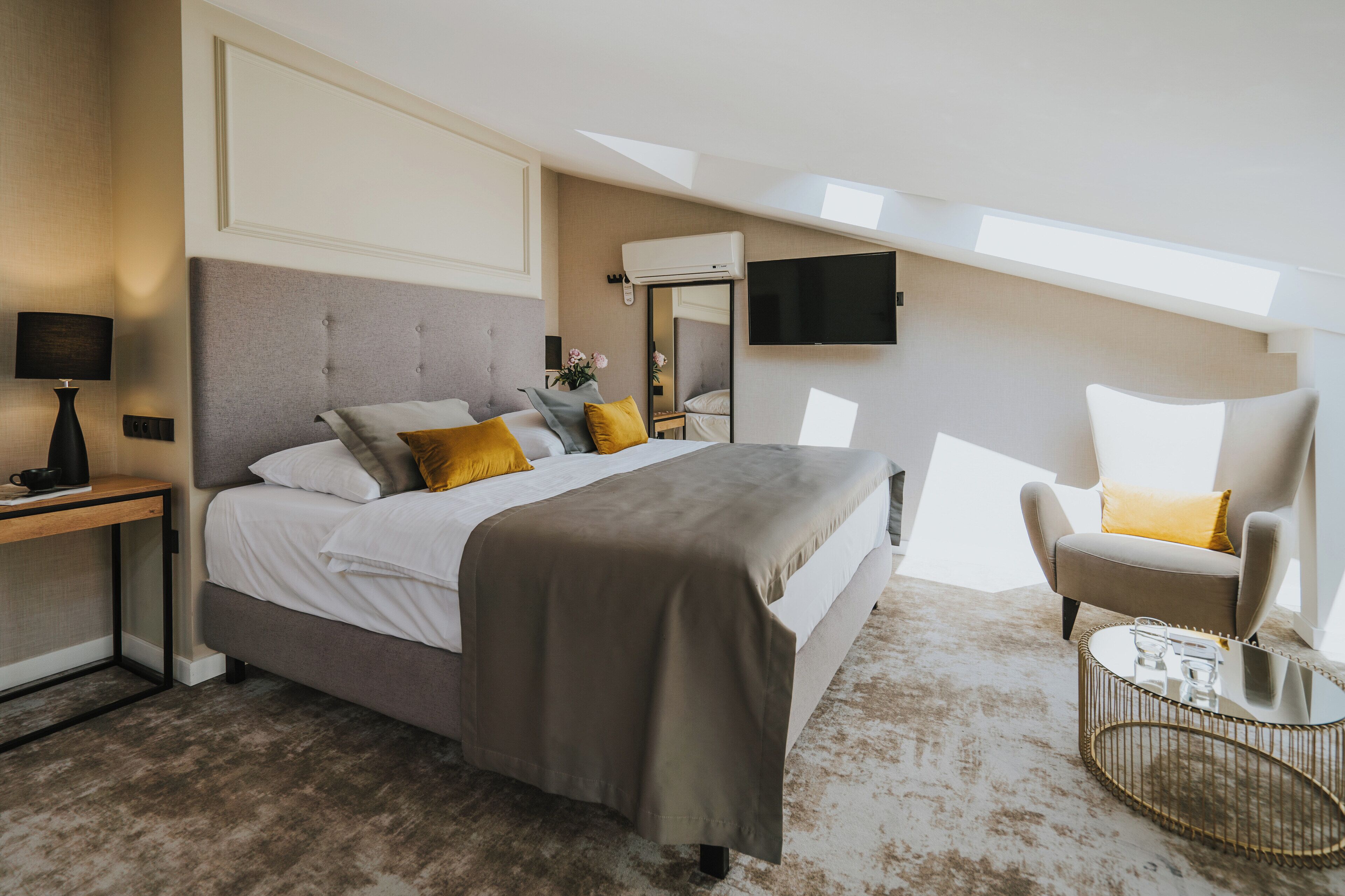 standard double room | hypo-allergenic bedding, minibar, in-room safe, desk