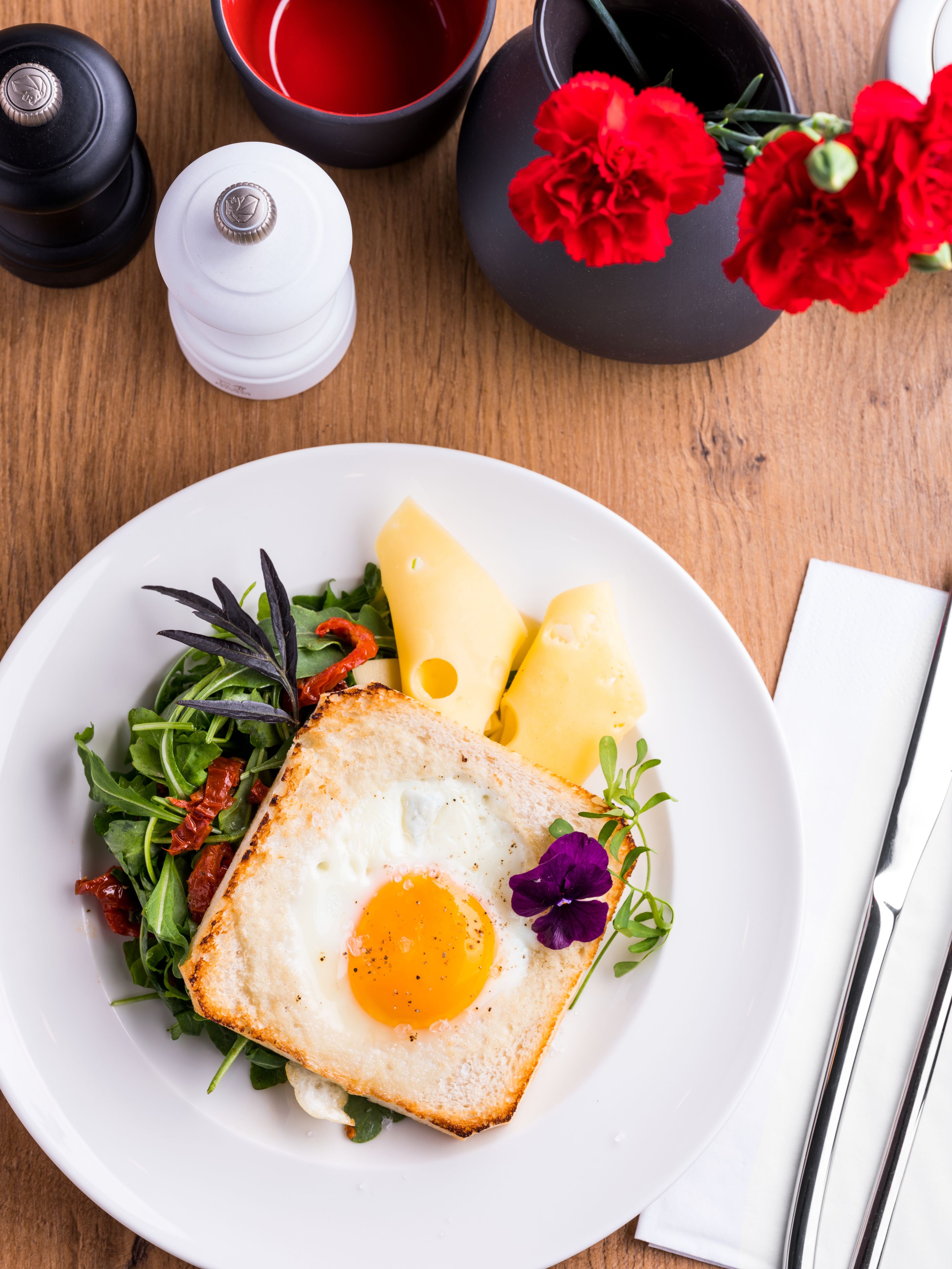 daily buffet breakfast (pln 70 per person)