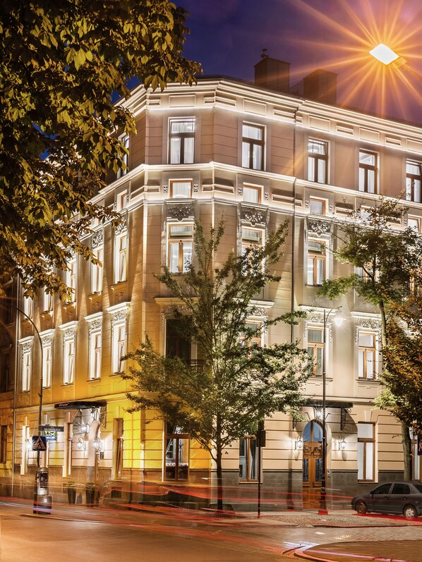 住宿正面 - 傍晚/夜晚