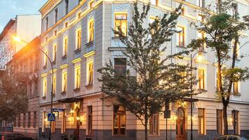 Bagian depan properti - sore/malam