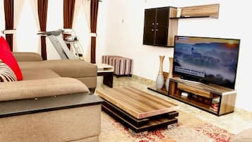 Classic Apartment | Living room | 32-inch flat-screen TV with cable channels, TV