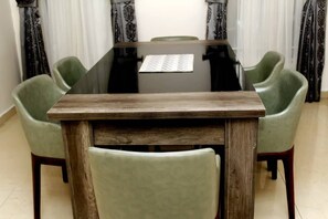 Apartamento clásico | Servicio de comidas en la habitación