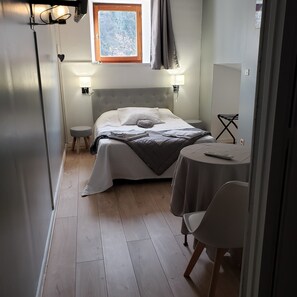 Habitació doble, 1 llit doble, vistes a la muntanya | Decoració individual, mobiliari individual i roba de llit 