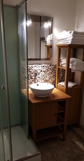 Family Apartment (6 personnes) | Bathroom | Shower, hydromassage showerhead, free toiletries, hair dryer - Le Moulin d'Onclaire Chambres d'hotes (Coux)