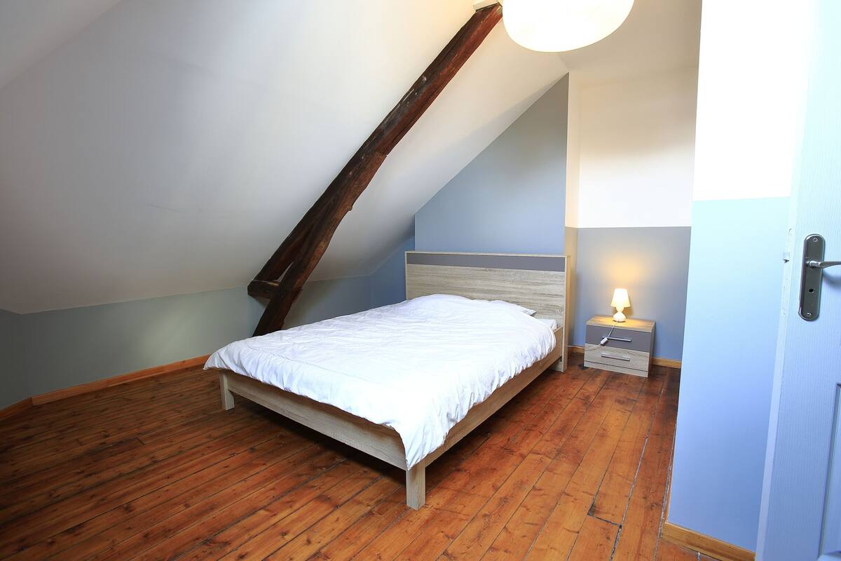 Family Apartment (F3 combles) | Blackout curtains, soundproofing, free cots/infant beds, free WiFi