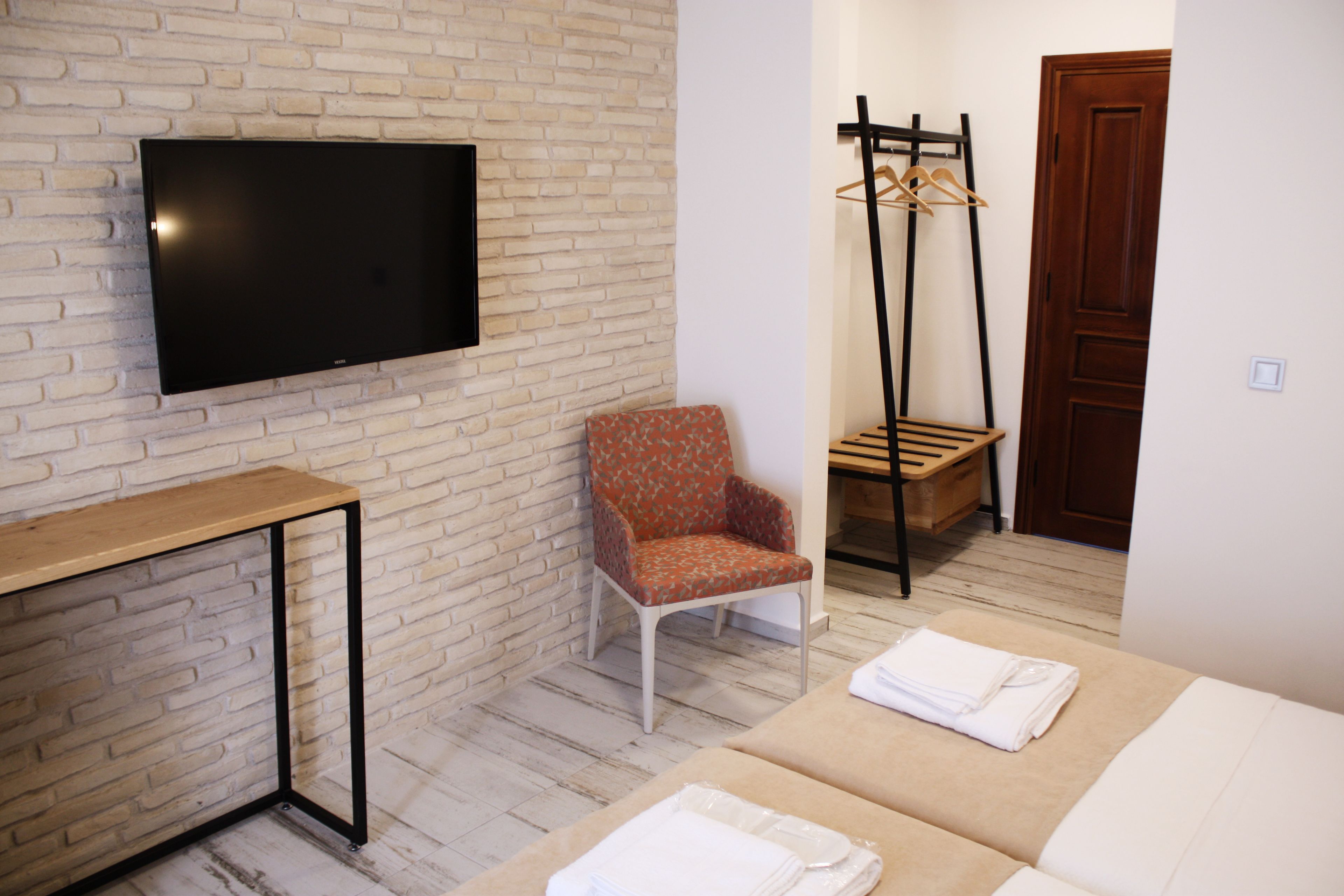 standard room | 1 bedroom, minibar, in-room safe, iron/ironing board