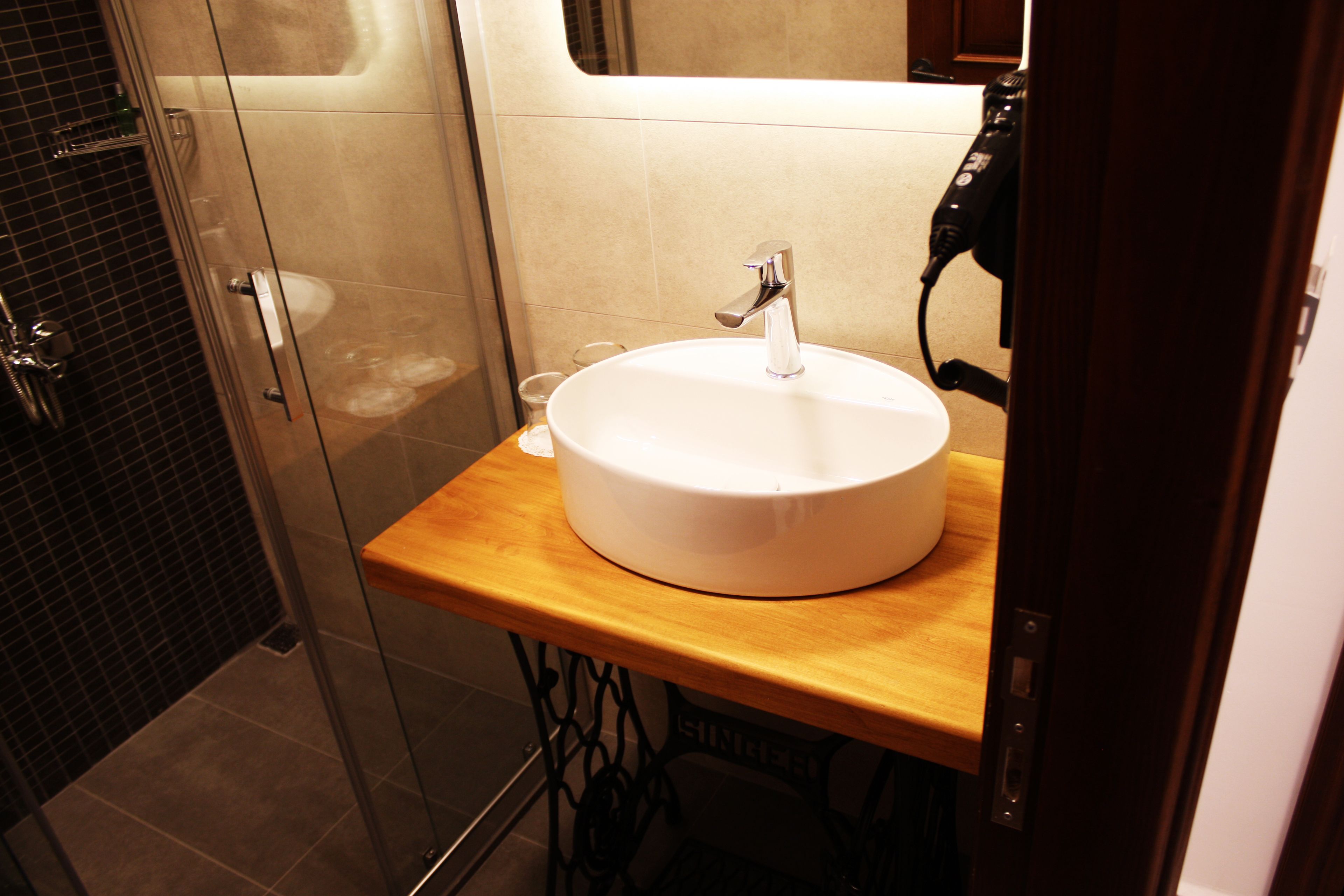 standard room | bathroom | shower, rainfall showerhead, free toiletries, hair dryer