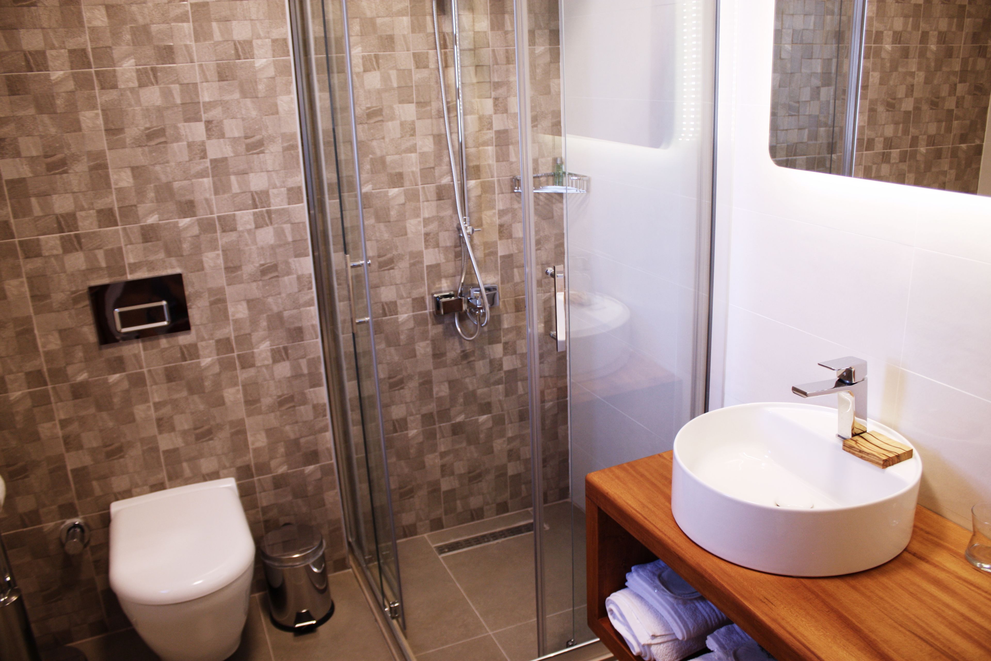 deluxe room | bathroom | shower, rainfall showerhead, free toiletries, hair dryer