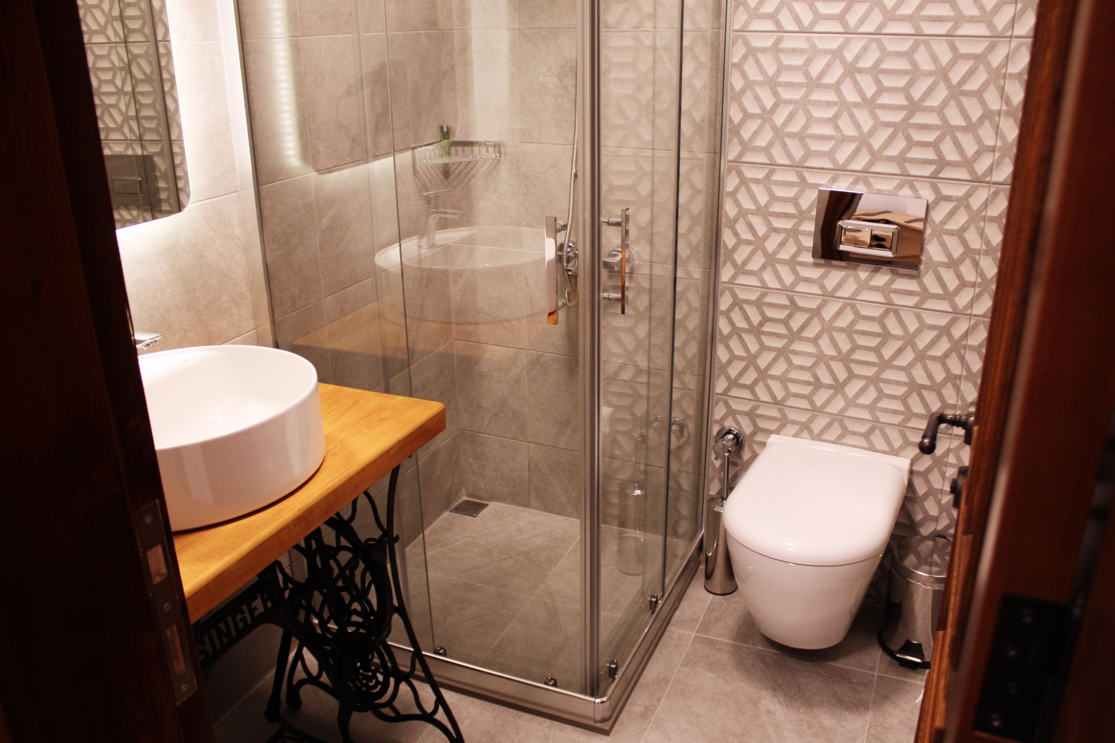 standard room | bathroom | shower, rainfall showerhead, free toiletries, hair dryer