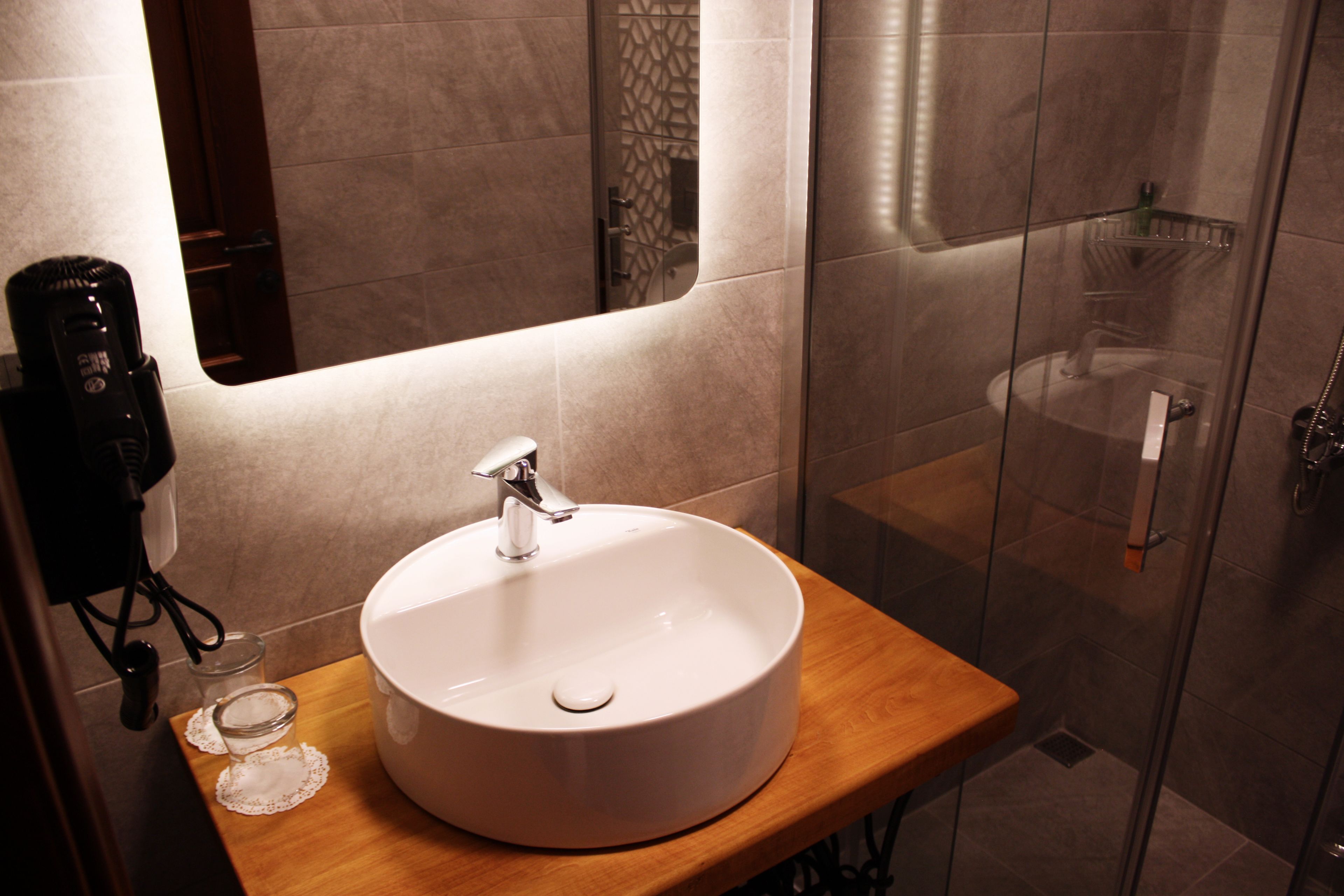 standard room | bathroom | shower, rainfall showerhead, free toiletries, hair dryer