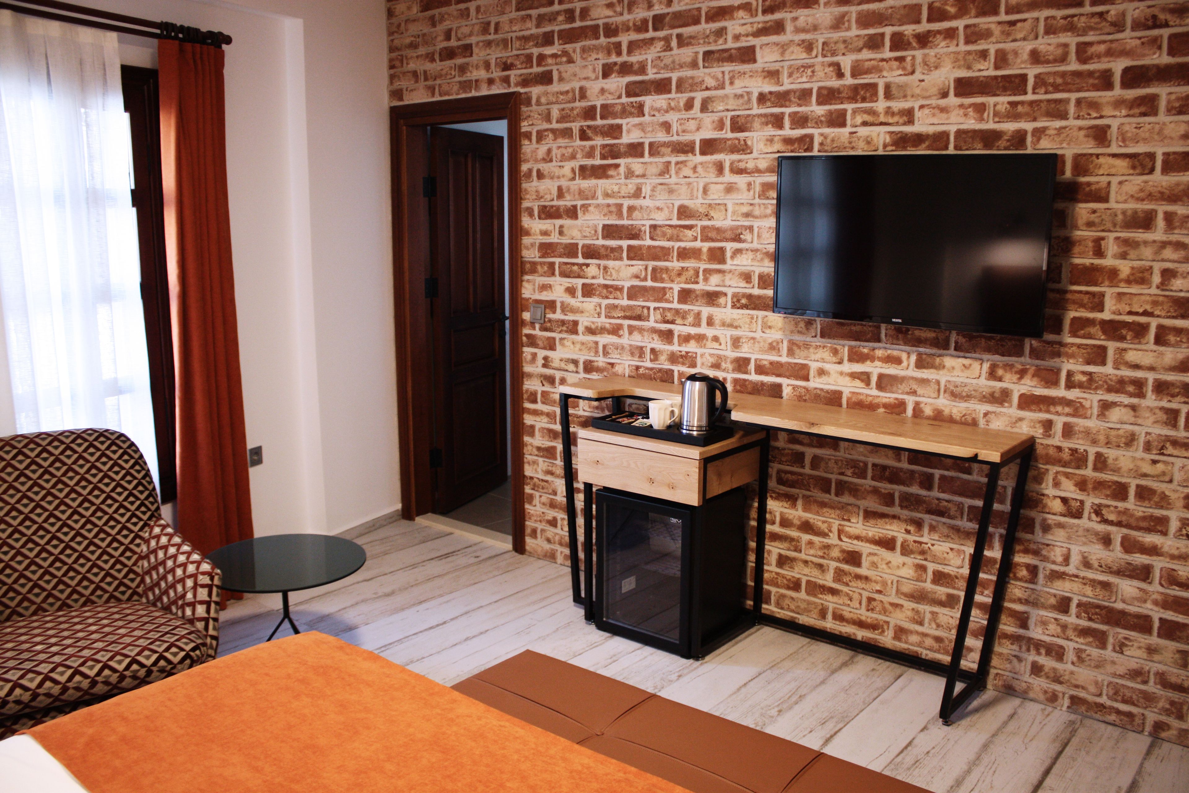 deluxe room | 1 bedroom, minibar, in-room safe, iron/ironing board