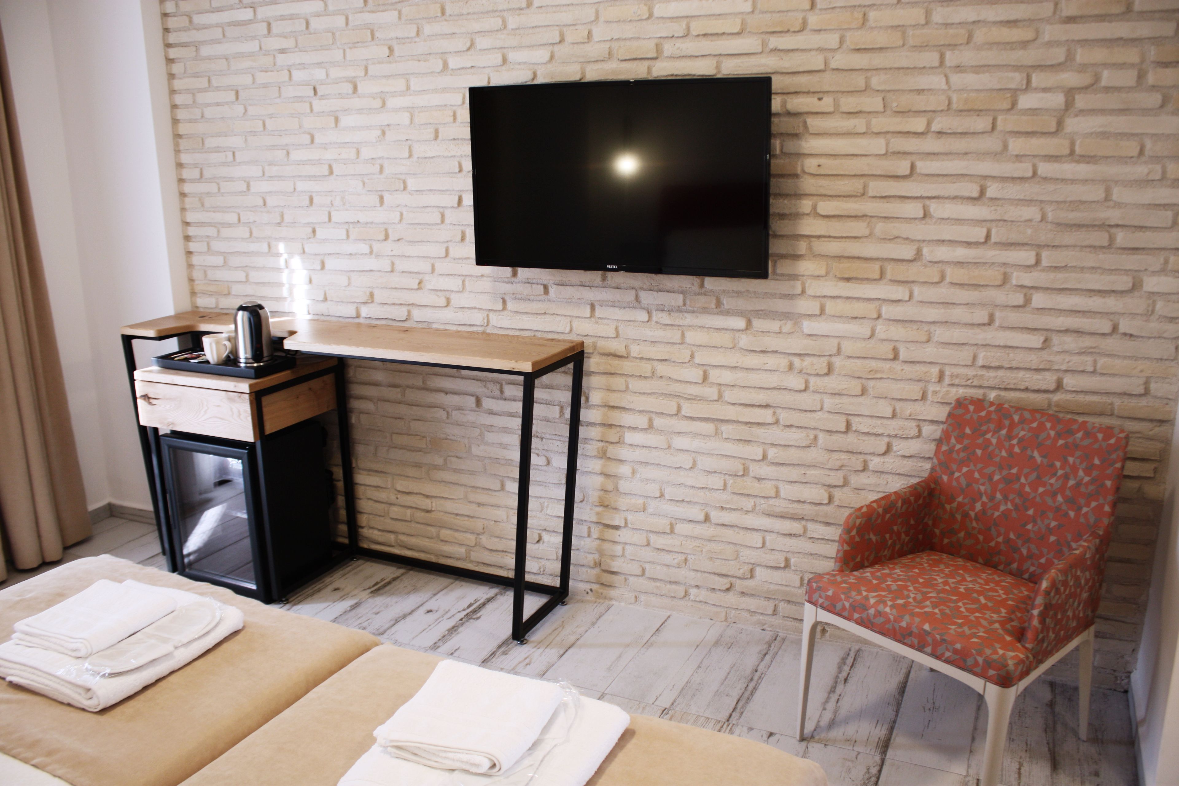 standard room | 1 bedroom, minibar, in-room safe, iron/ironing board