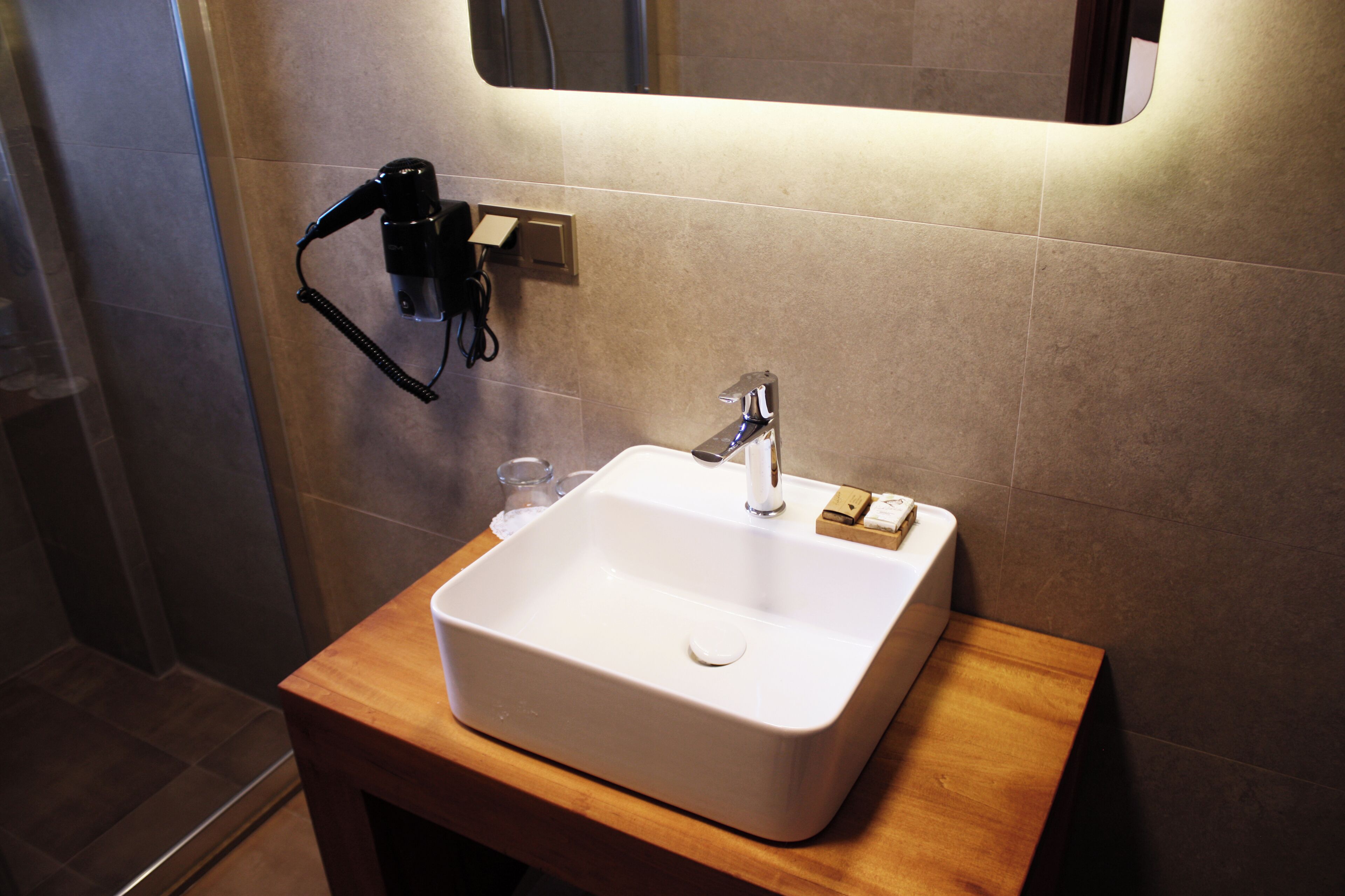 shower, rainfall showerhead, free toiletries, hair dryer