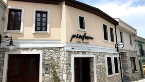 A building with a sign reading "pinfuma" and "OTEL-GALERI". - Pintura Urla Butik Otel & Sanat Galerisi (Urla)