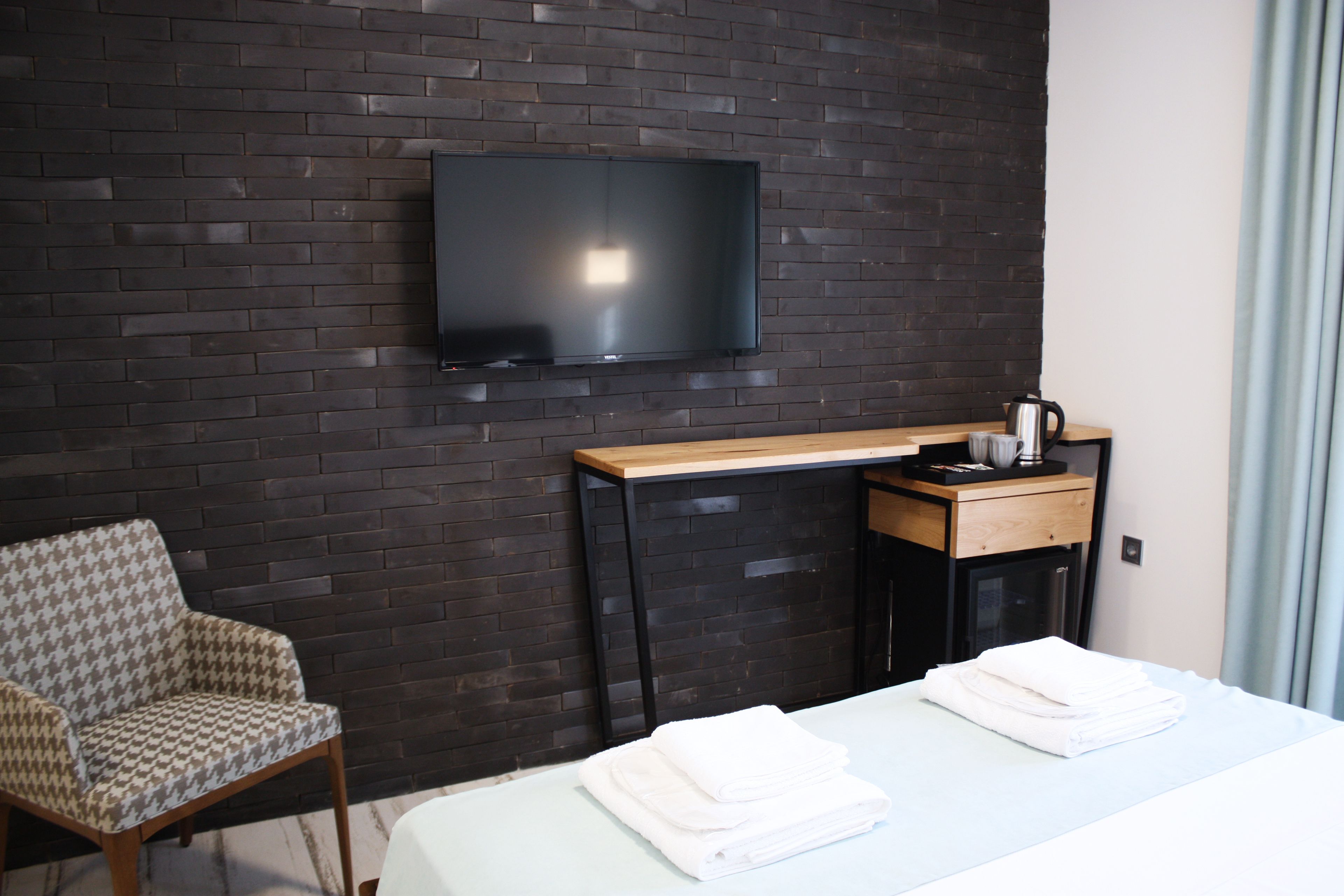 standard room | 1 bedroom, minibar, in-room safe, iron/ironing board