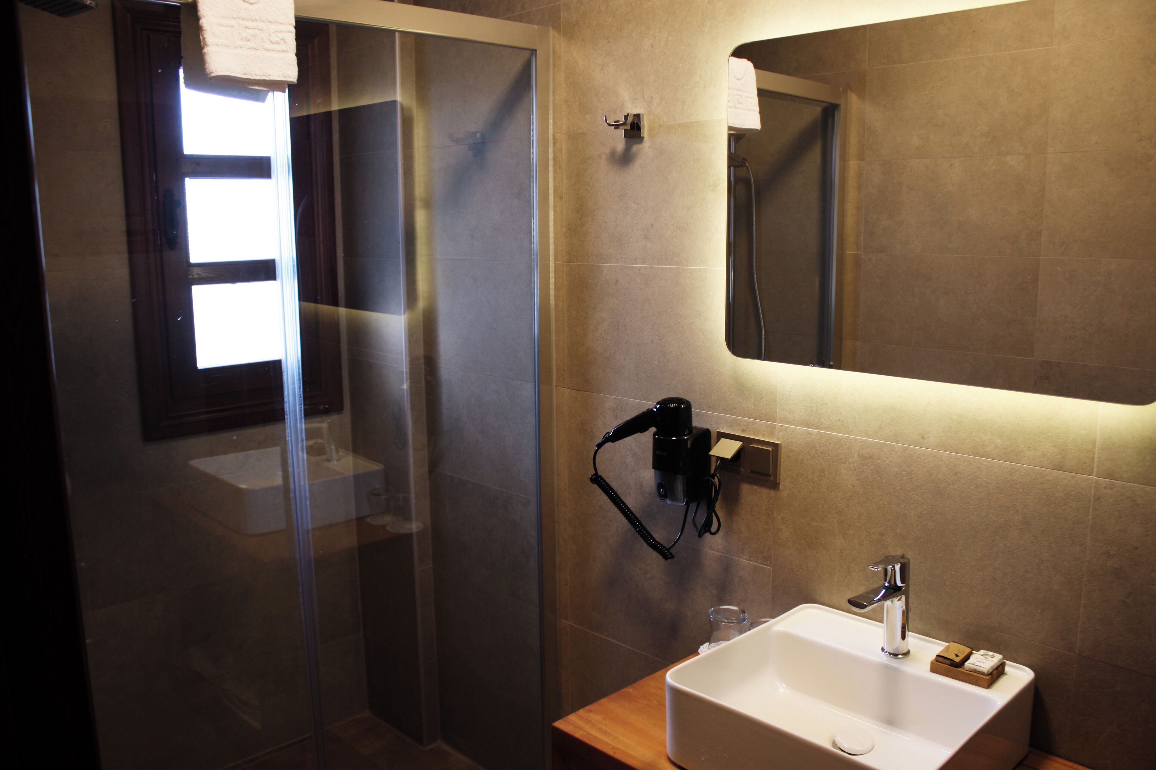 shower, rainfall showerhead, free toiletries, hair dryer