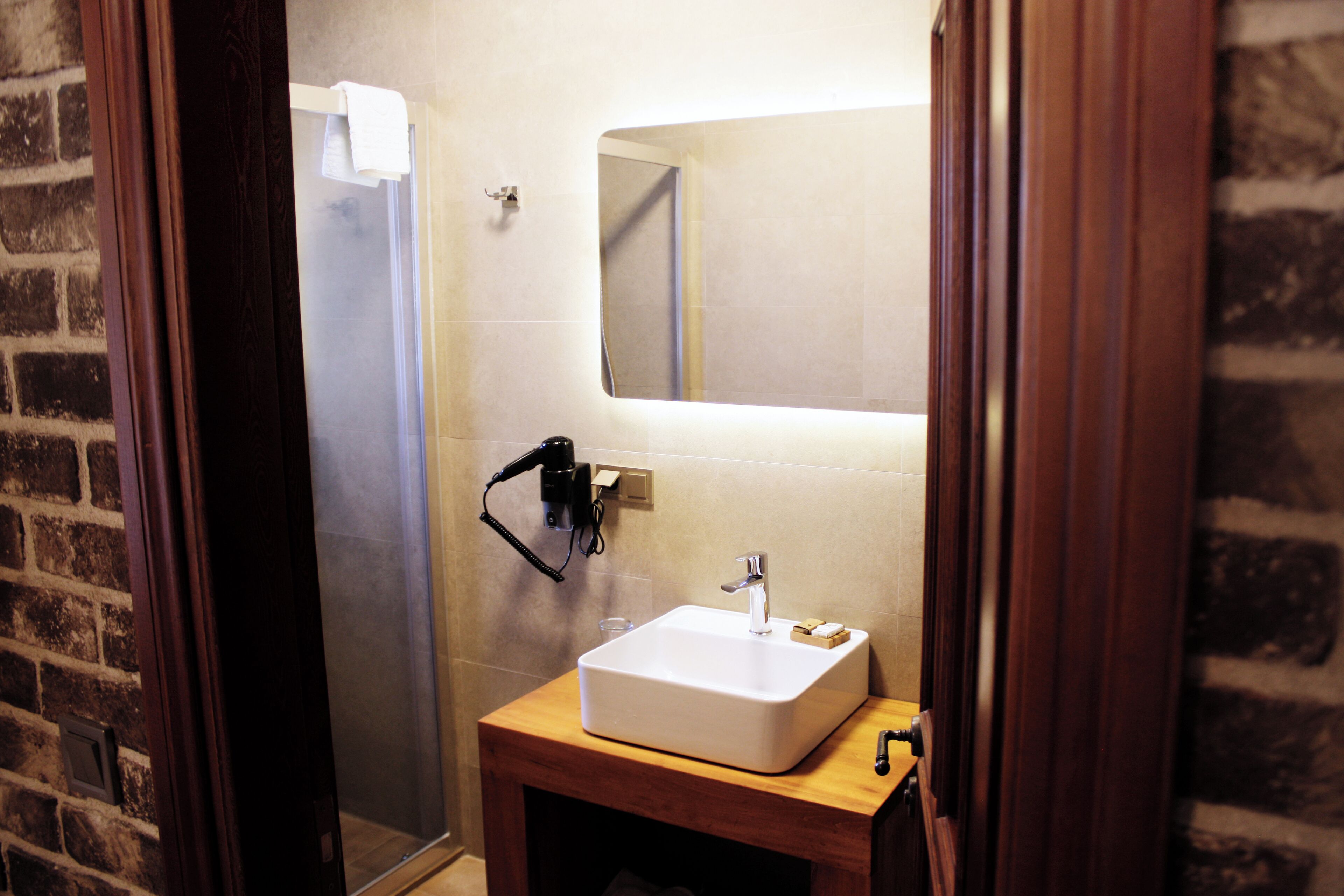 shower, rainfall showerhead, free toiletries, hair dryer