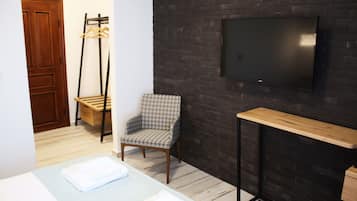 Standard Room | Minibar, in-room safe, iron/ironing board, free WiFi