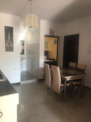 Appartement, 2 chambres (Paris) | Restauration dans la chambre