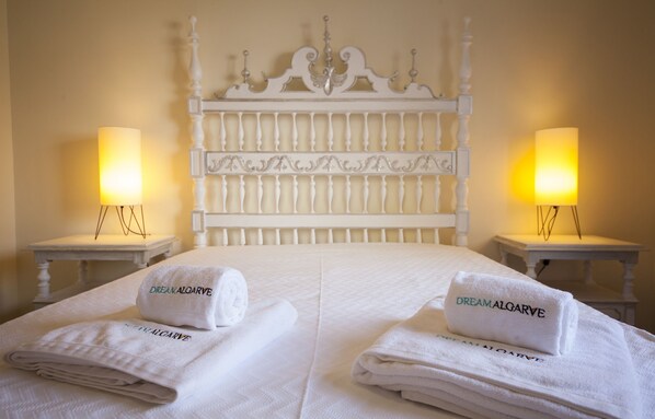 3 habitaciones, tabla de planchar con plancha, cunas y wifi gratis