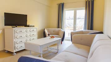 Apartment, 3 Bedrooms | Living room