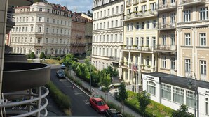 In-room safe, desk, laptop workspace, blackout curtains - Hotel Bristol (Karlovy Vary)