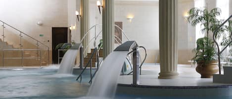 Piscine couverte, accès possible de 10 h 00 à 21 h 00, chaises longues