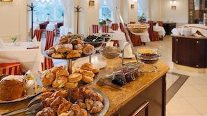 A buffet with various pastries and desserts. - Hotel Bristol (Karlovy Vary)