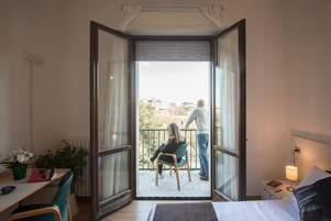 Escritorio, espacio para trabajar con laptop y cunas 