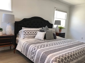 4 chambres, fer et planche à repasser, lit de bébé portatif