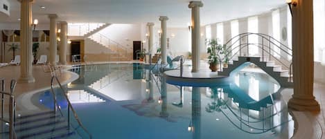 Piscine couverte, chaises longues