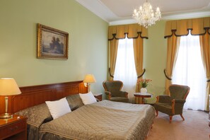 Doppia Standard | Una cassaforte in camera, una scrivania, postazione laptop