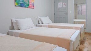 A room with three single beds, a door, and a mirror reflecting a bathroom. - Hotel Venturim (Venda Nova Do Imigrante)