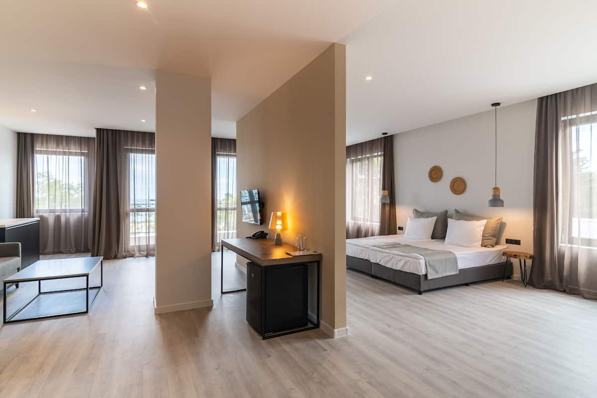 60-cm flat-screen tv with cable channels, tv