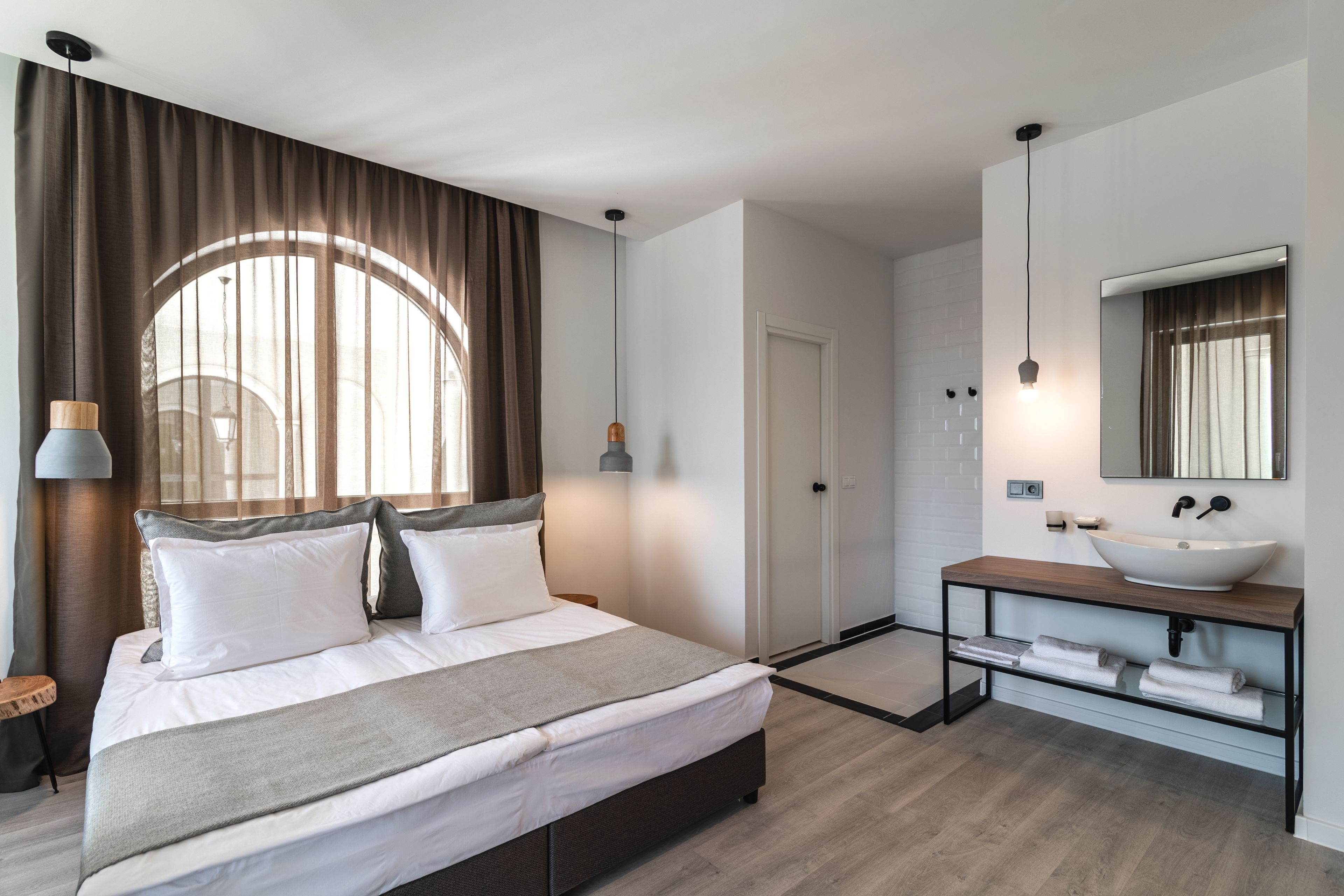 grand apartment, 2 bedrooms, balcony | room amenity