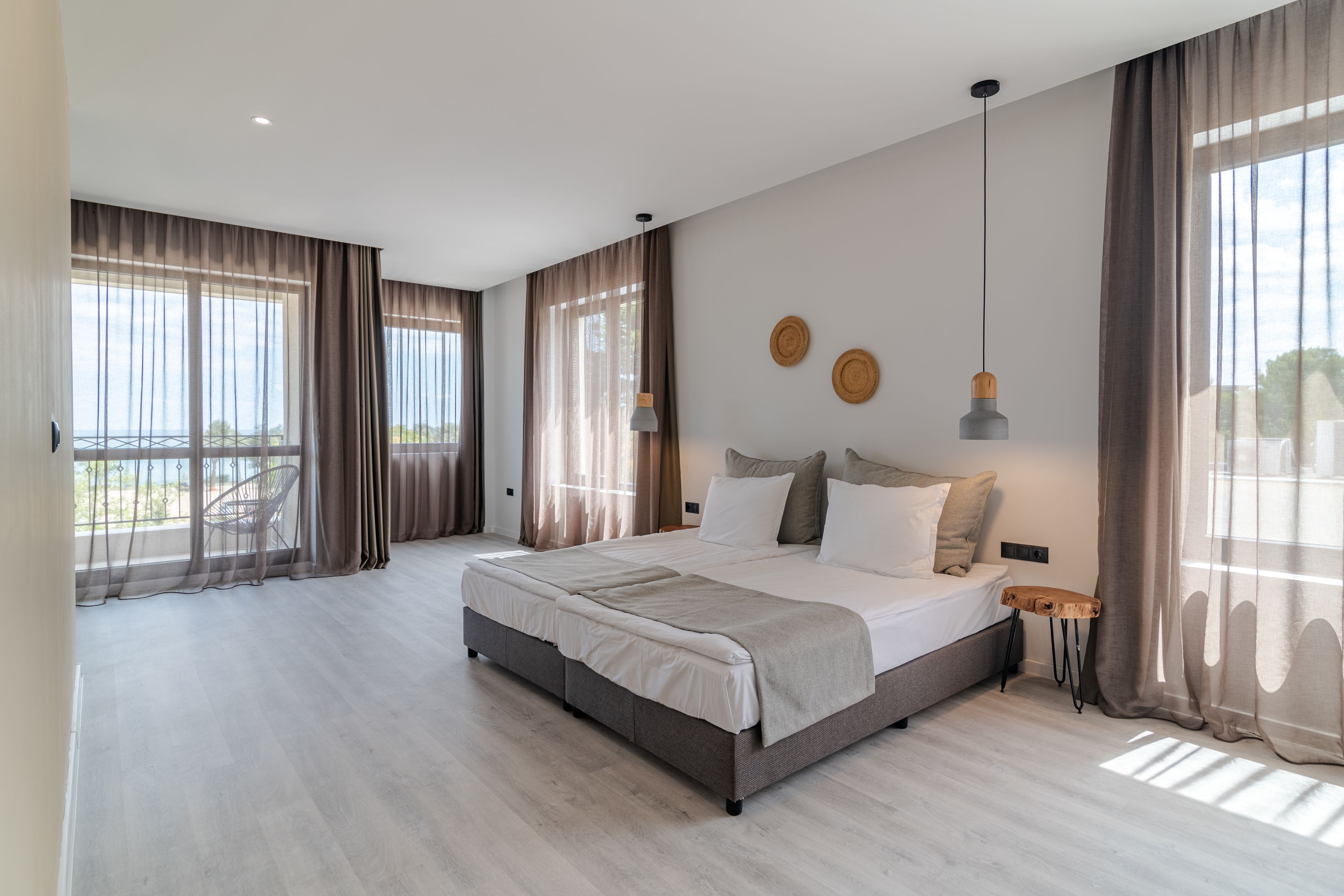 Minibar, skrivebord, skrivebord for bærbar PC og blendingsgardiner