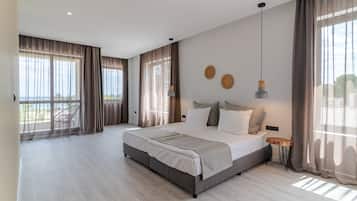 Minibar, skrivebord, skrivebord for bærbar PC og blendingsgardiner