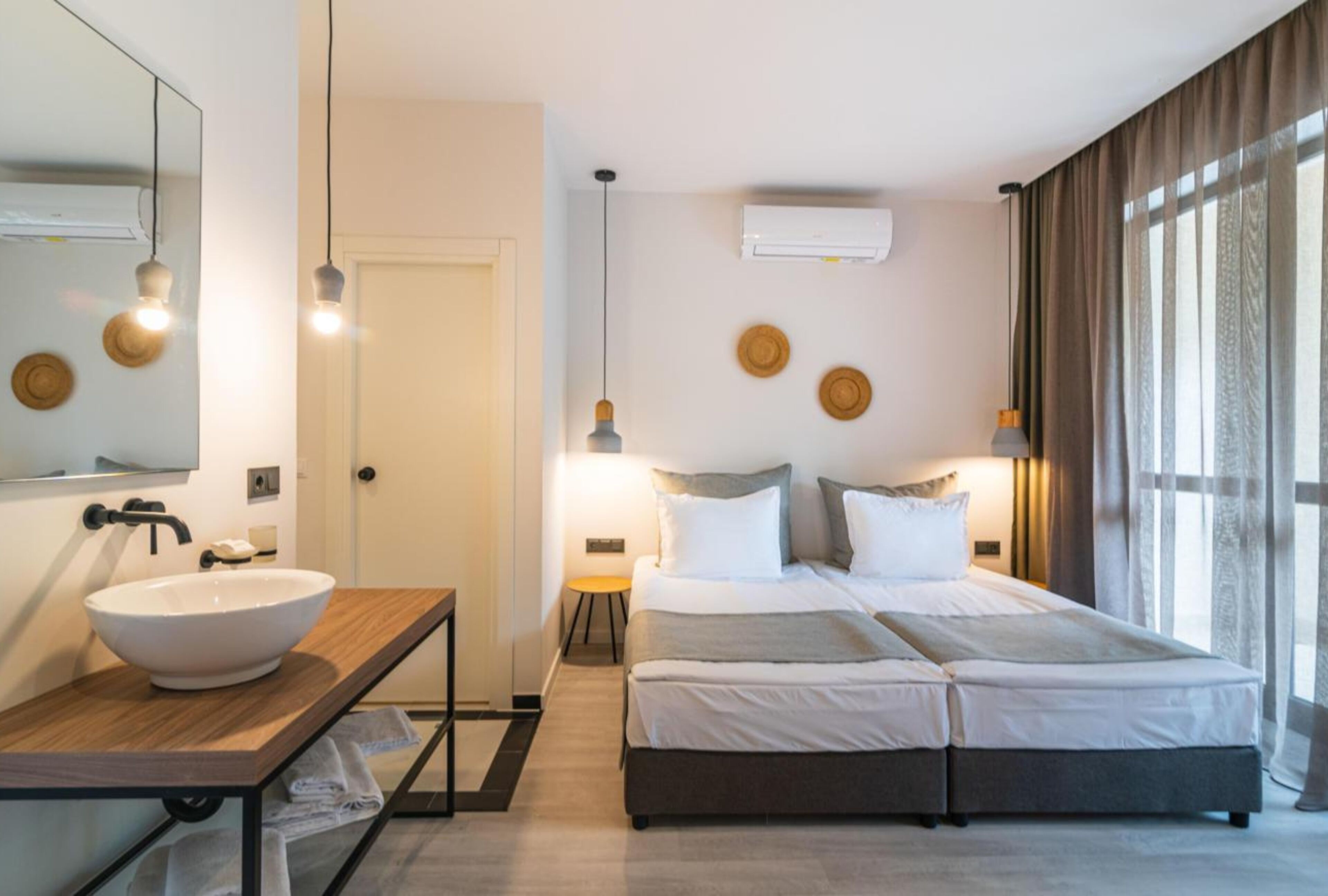 Quarto casal ou duplo standard | Frigobar, escrivaninha, espaço de trabalho para notebook