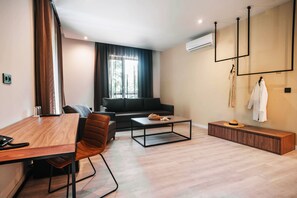 60 cmの薄型テレビ (ケーブル放送視聴可)、テレビ