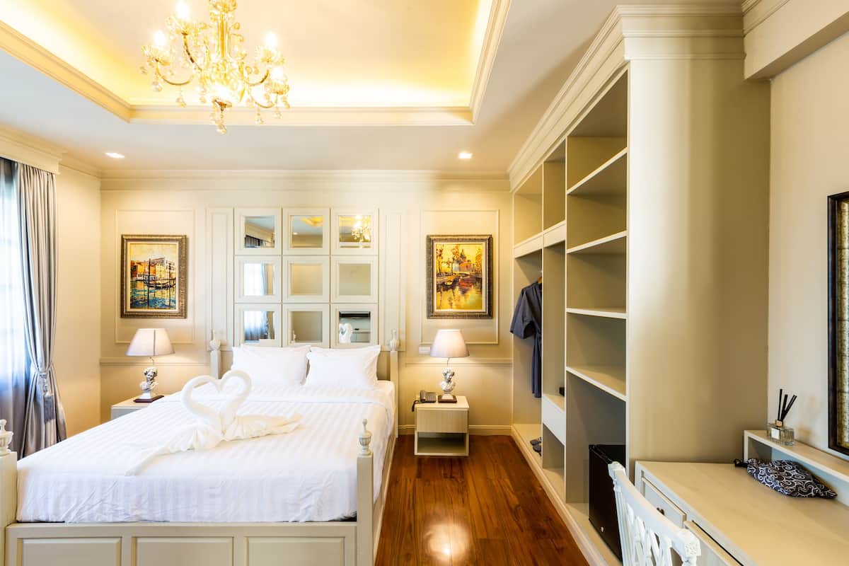 Premium bedding, free minibar, desk, blackout drapes