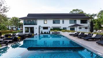 Una piscina al aire libre (de 09:00 a 21:00), tumbonas