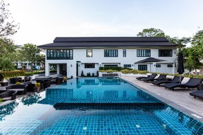 야외 수영장, 09:00 ~ 21:00 오픈, 일광욕 의자