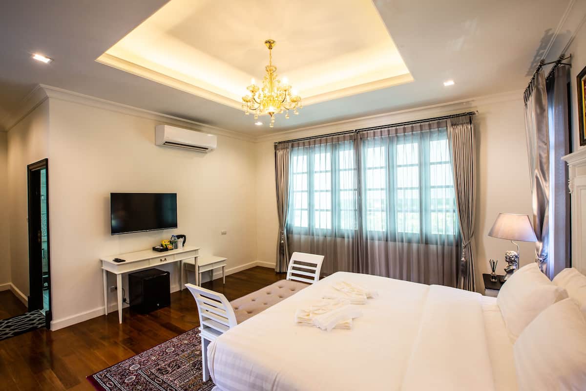 Signature Suite, 1 King Bed, Ensuite | Premium bedding, free minibar, desk, blackout drapes