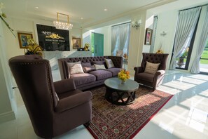 Lobby sitting area - Merchant Villa (Chiang Mai)