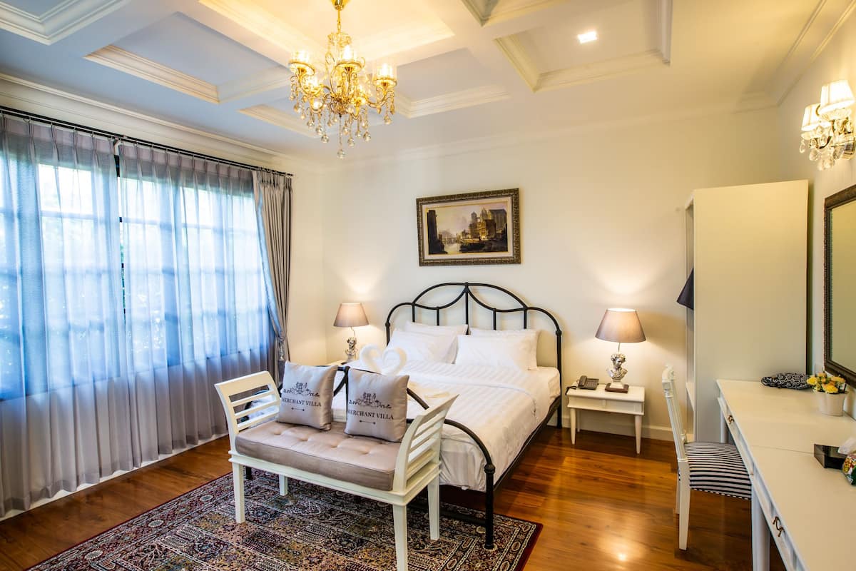 Deluxe Double Room, 1 King Bed, Ensuite | Premium bedding, free minibar, desk, blackout drapes
