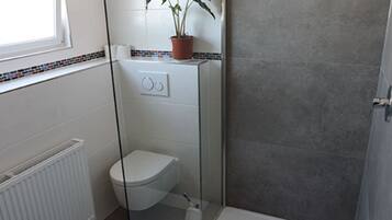 Apartment (for 3 Person) | Badezimmer | Dusche, Haartrockner, Handtücher, Seife