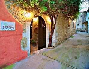 Exterior detail - Dotira, chemical-free pool, walking distance to taverna, 5' from a sandy beach (Rethimno)