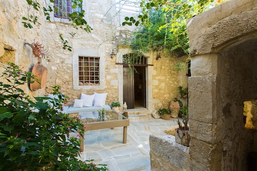 Dotira, chemikalienfreier Pool, nur wenige Gehminuten von der Taverne entfernt, 5 Minuten vom Sandstrand entfernt!